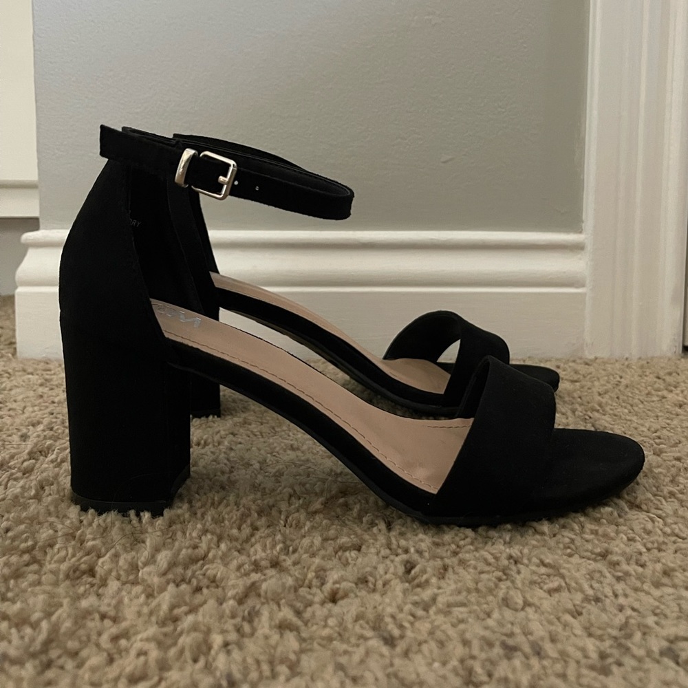 Black heels, super comfortable arch, lightly worn